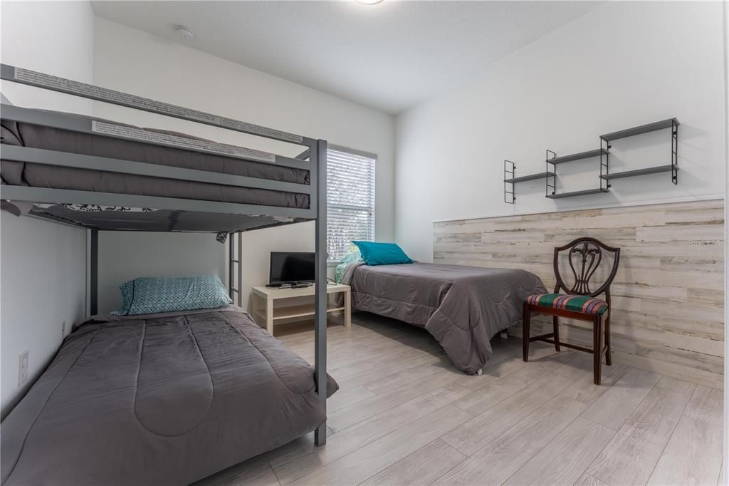 Под контрактом: $3,000 (4 спален, 3 ванн, 2420 Квадратных фут)