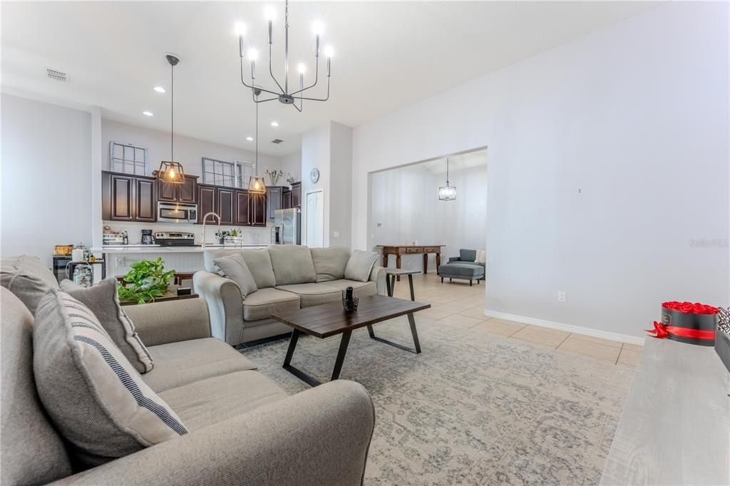 Под контрактом: $3,000 (4 спален, 3 ванн, 2420 Квадратных фут)