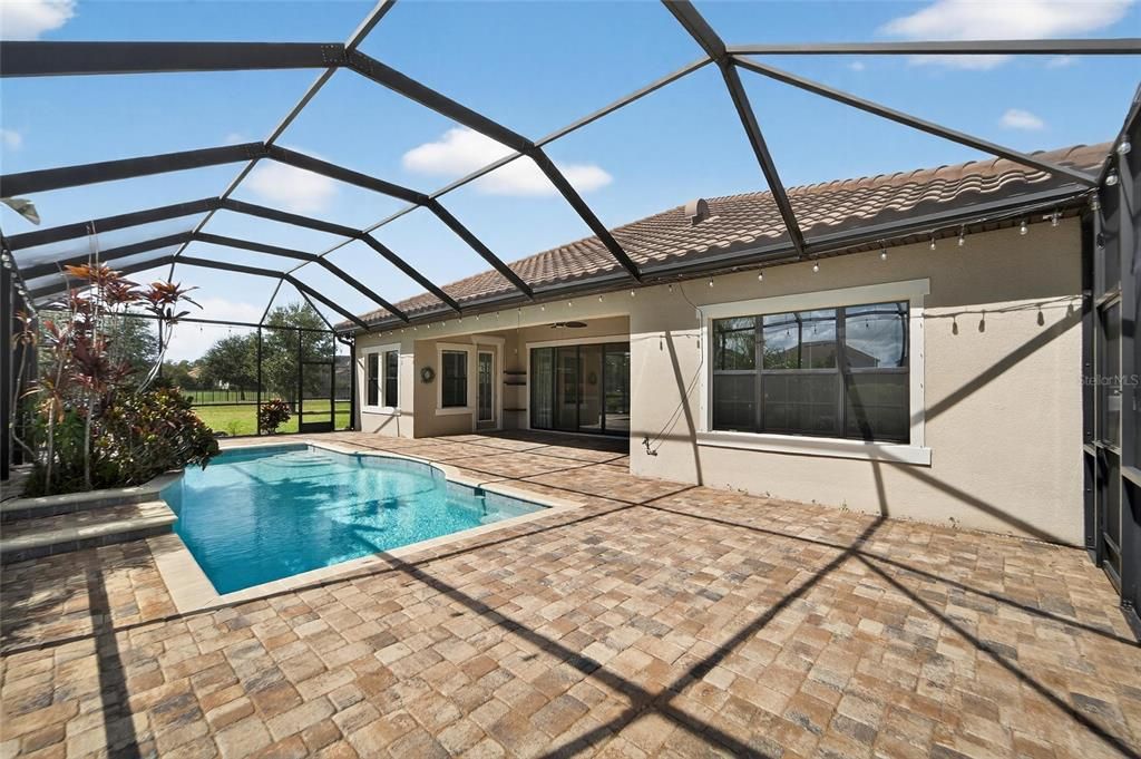 En Venta: $995,000 (4 camas, 3 baños, 2680 Pies cuadrados)