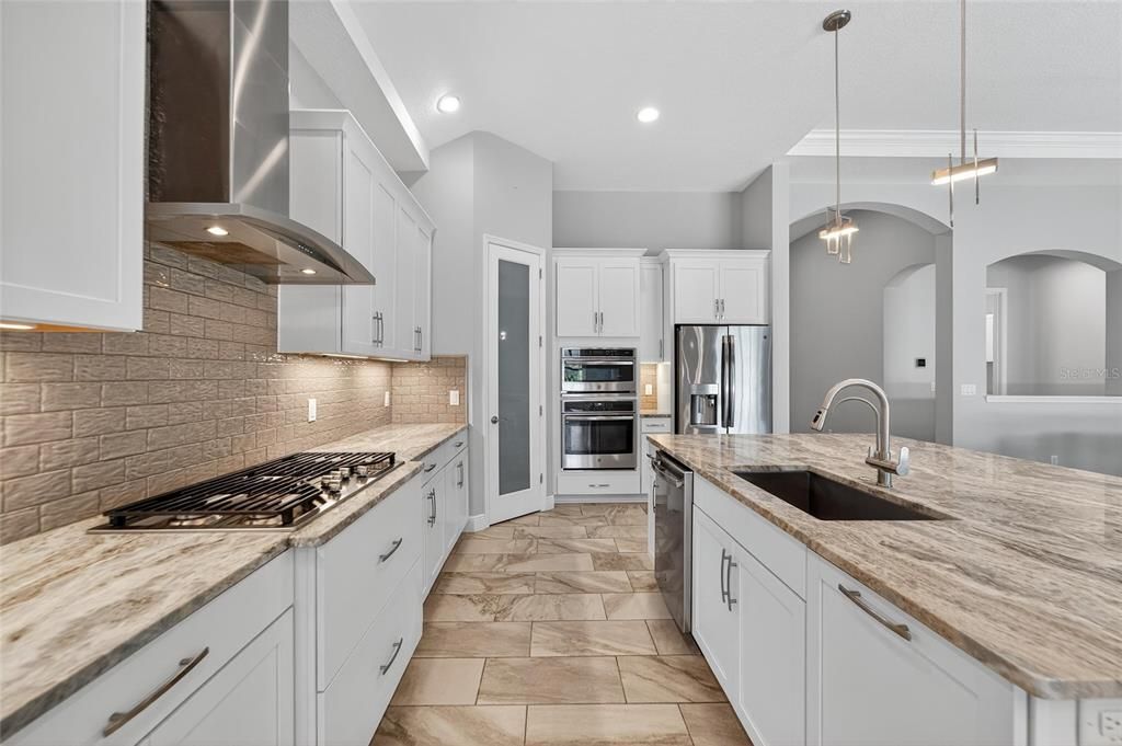 En Venta: $995,000 (4 camas, 3 baños, 2680 Pies cuadrados)