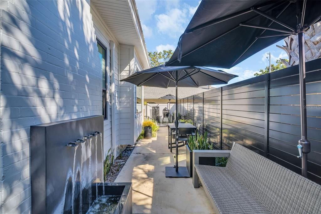 合同活跃: $749,000 (2 贝兹, 2 浴室, 982 平方英尺)