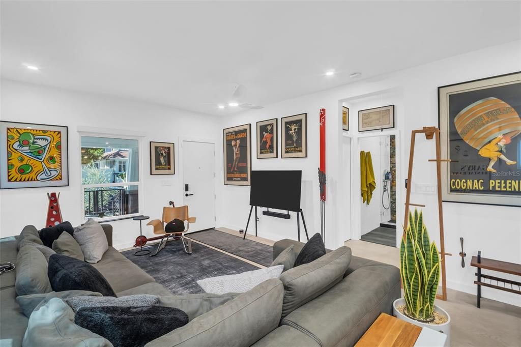 合同活跃: $749,000 (2 贝兹, 2 浴室, 982 平方英尺)