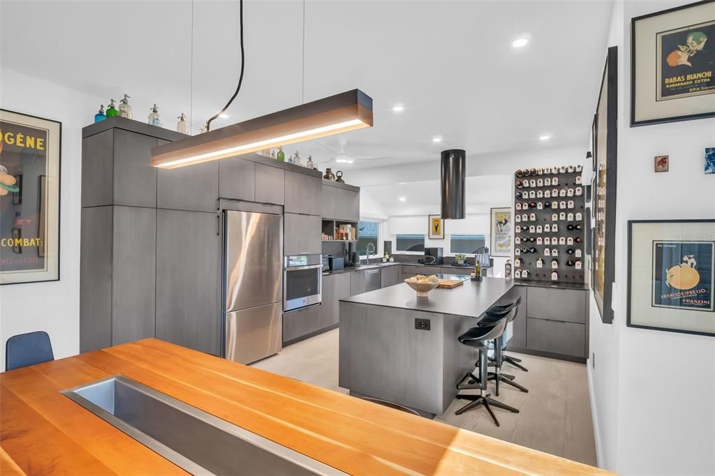 合同活跃: $749,000 (2 贝兹, 2 浴室, 982 平方英尺)