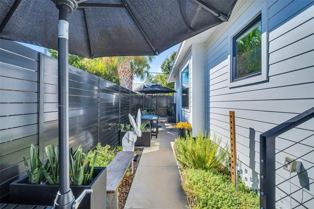 合同活跃: $749,000 (2 贝兹, 2 浴室, 982 平方英尺)