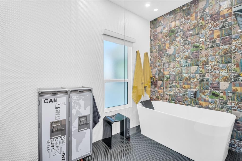 合同活跃: $749,000 (2 贝兹, 2 浴室, 982 平方英尺)