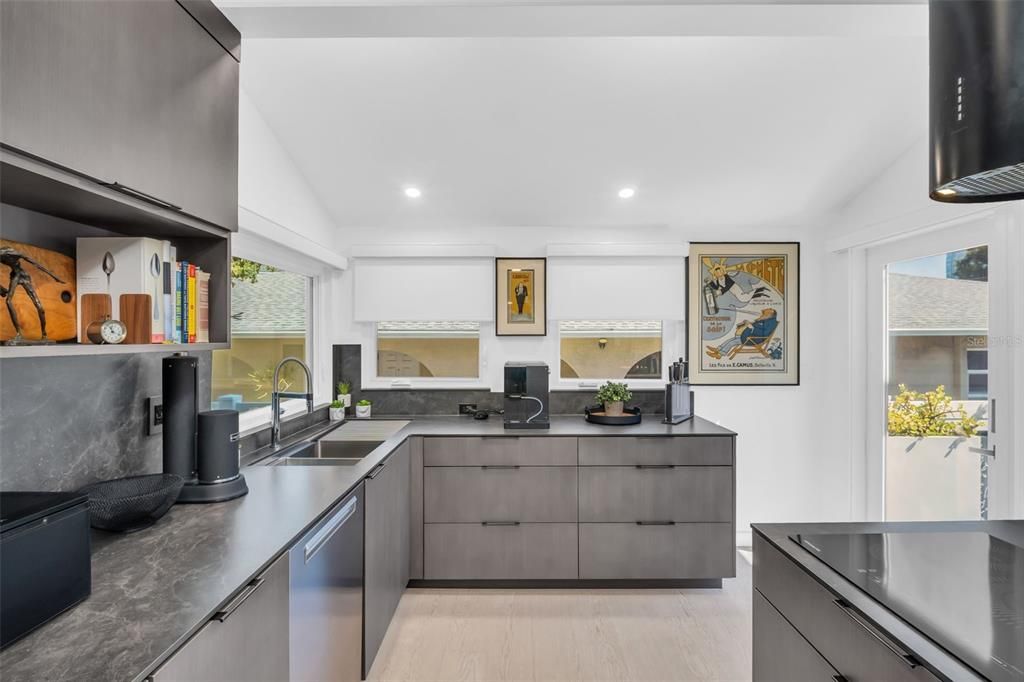 合同活跃: $749,000 (2 贝兹, 2 浴室, 982 平方英尺)