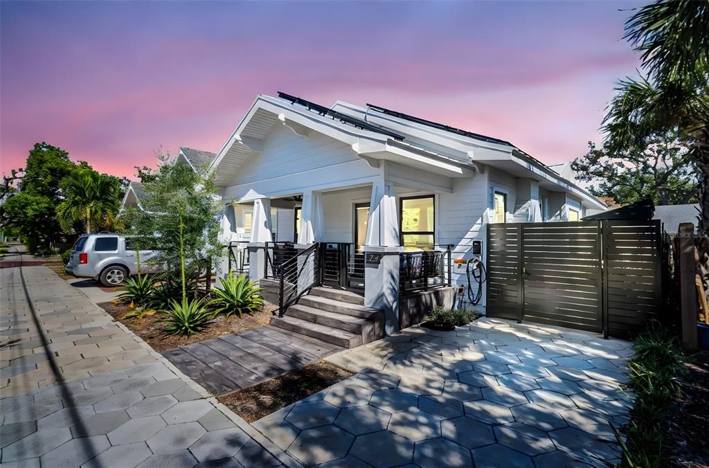 合同活跃: $749,000 (2 贝兹, 2 浴室, 982 平方英尺)