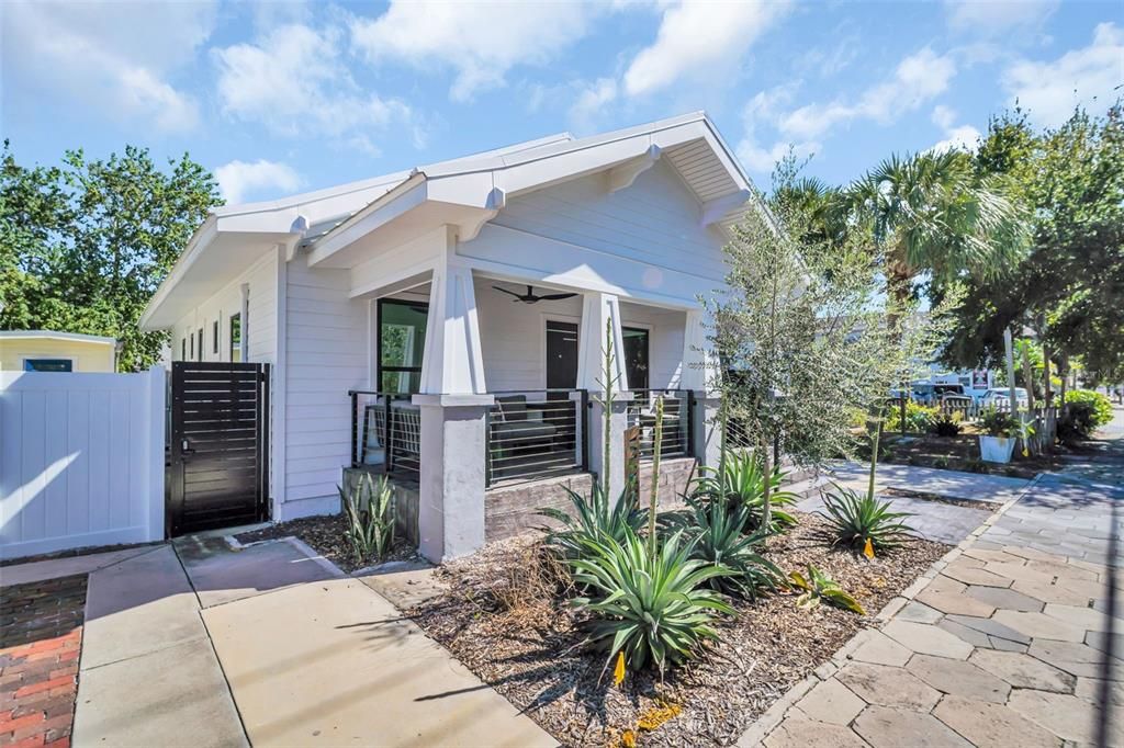 合同活跃: $749,000 (2 贝兹, 2 浴室, 982 平方英尺)