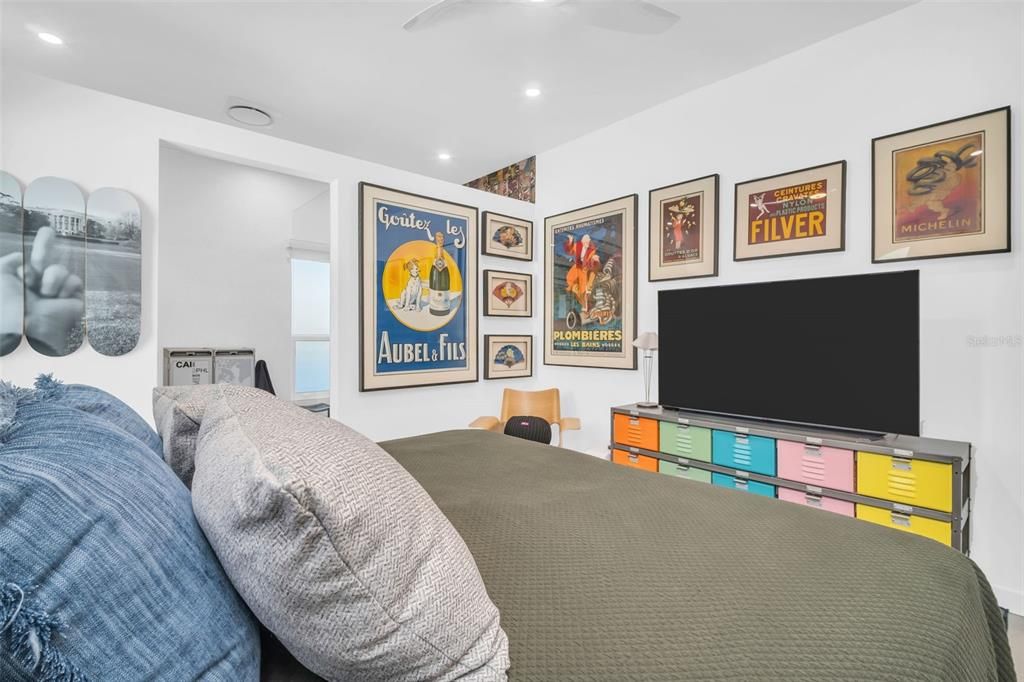 合同活跃: $749,000 (2 贝兹, 2 浴室, 982 平方英尺)