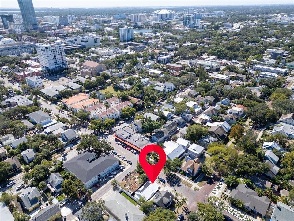 合同活跃: $749,000 (2 贝兹, 2 浴室, 982 平方英尺)