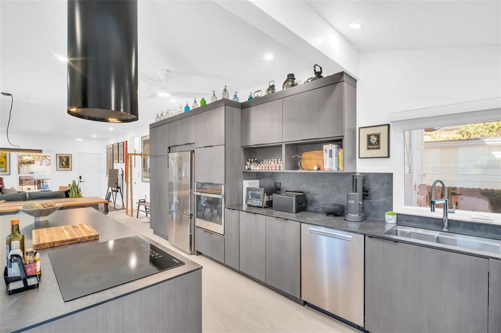 合同活跃: $749,000 (2 贝兹, 2 浴室, 982 平方英尺)