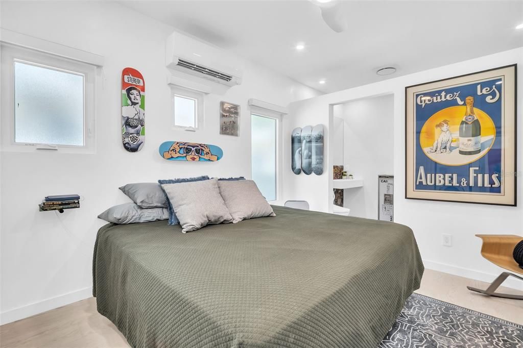 合同活跃: $749,000 (2 贝兹, 2 浴室, 982 平方英尺)