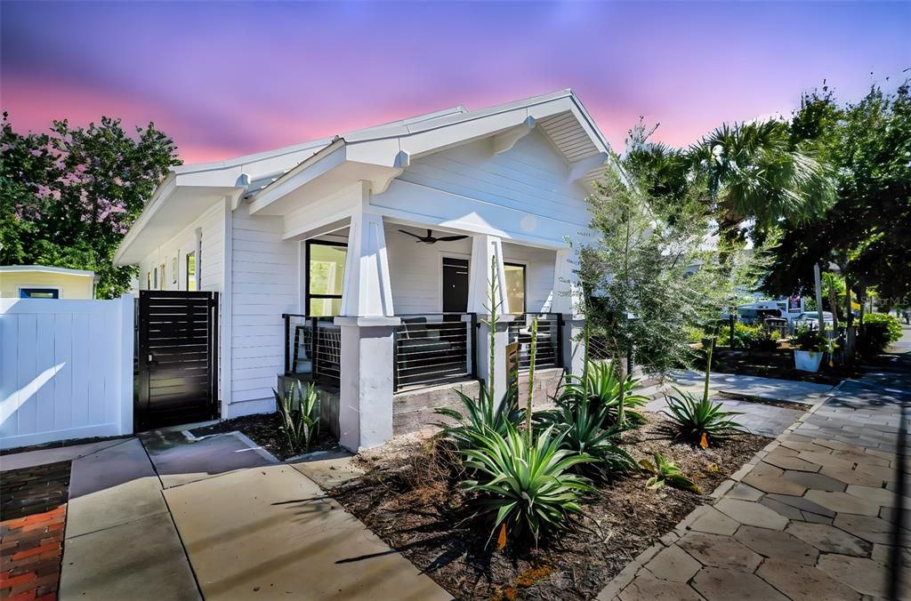 合同活跃: $749,000 (2 贝兹, 2 浴室, 982 平方英尺)