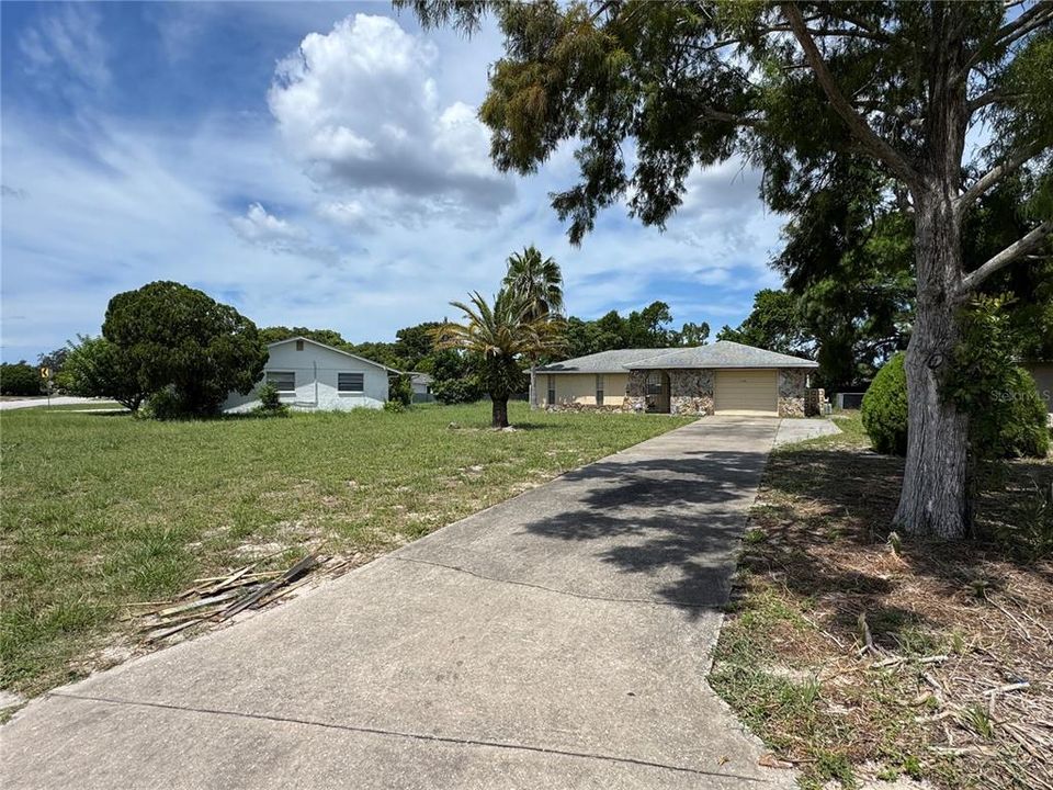 合同活跃: $219,900 (2 贝兹, 2 浴室, 1246 平方英尺)