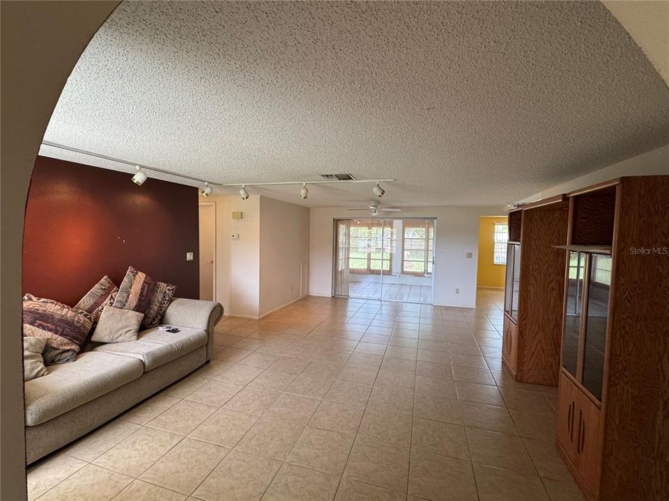 合同活跃: $219,900 (2 贝兹, 2 浴室, 1246 平方英尺)