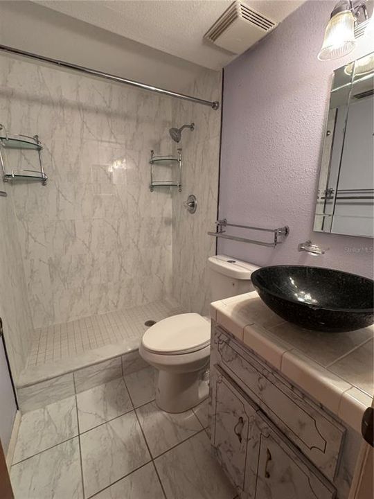 合同活跃: $219,900 (2 贝兹, 2 浴室, 1246 平方英尺)