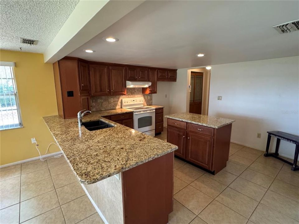 合同活跃: $219,900 (2 贝兹, 2 浴室, 1246 平方英尺)