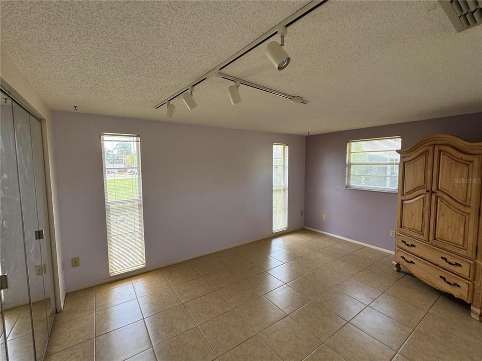 合同活跃: $219,900 (2 贝兹, 2 浴室, 1246 平方英尺)