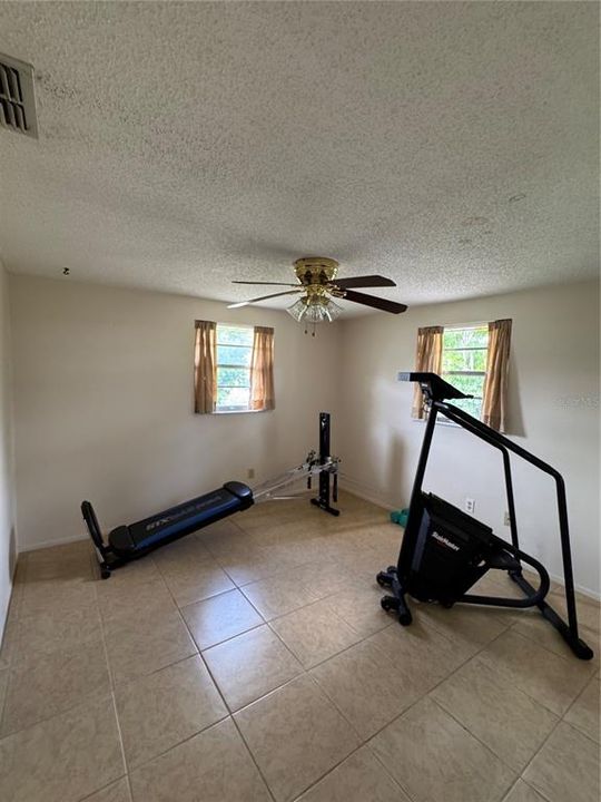 合同活跃: $219,900 (2 贝兹, 2 浴室, 1246 平方英尺)