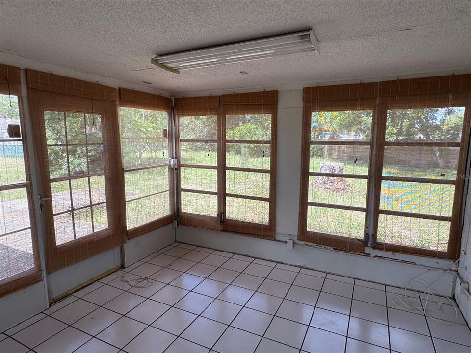 合同活跃: $219,900 (2 贝兹, 2 浴室, 1246 平方英尺)