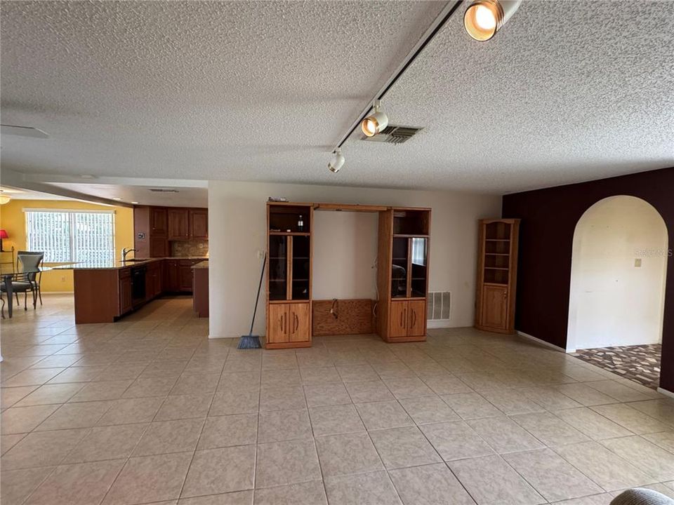 合同活跃: $219,900 (2 贝兹, 2 浴室, 1246 平方英尺)