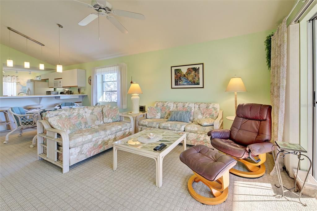 For Sale: $127,900 (2 beds, 2 baths, 1092 Square Feet)