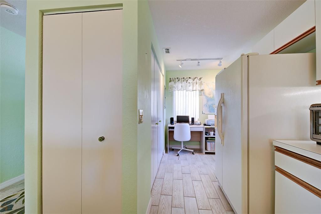 For Sale: $127,900 (2 beds, 2 baths, 1092 Square Feet)