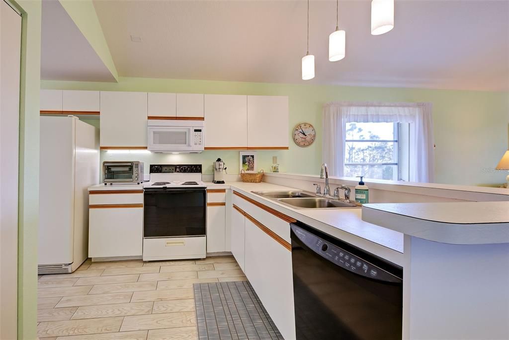 For Sale: $127,900 (2 beds, 2 baths, 1092 Square Feet)