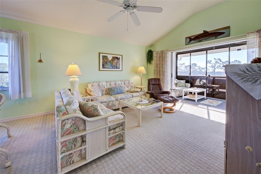 For Sale: $127,900 (2 beds, 2 baths, 1092 Square Feet)