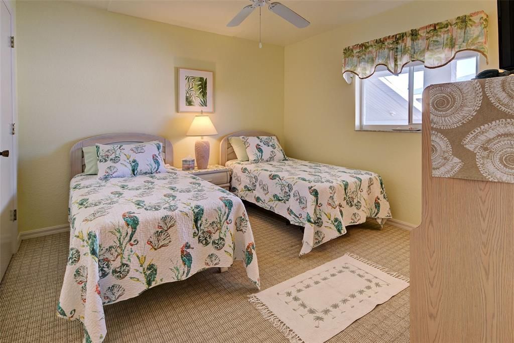 For Sale: $127,900 (2 beds, 2 baths, 1092 Square Feet)