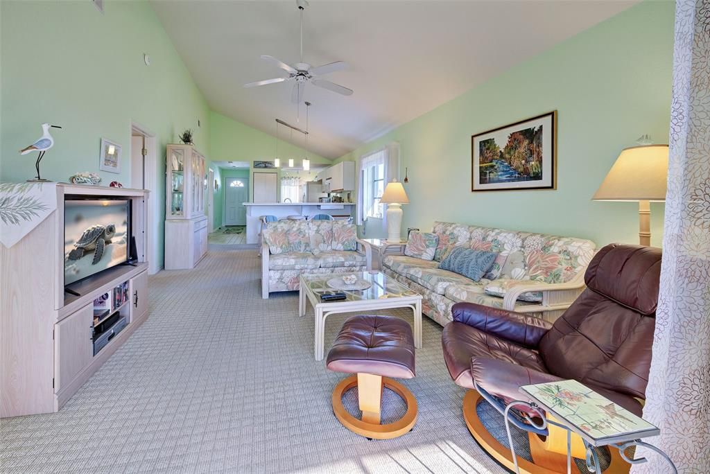 For Sale: $127,900 (2 beds, 2 baths, 1092 Square Feet)