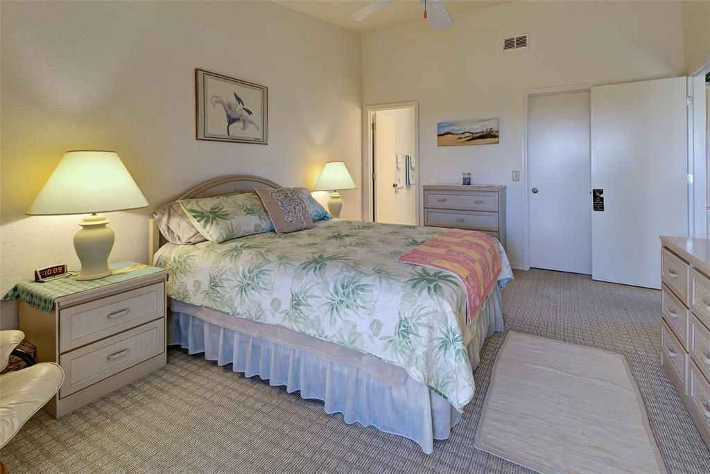 For Sale: $127,900 (2 beds, 2 baths, 1092 Square Feet)