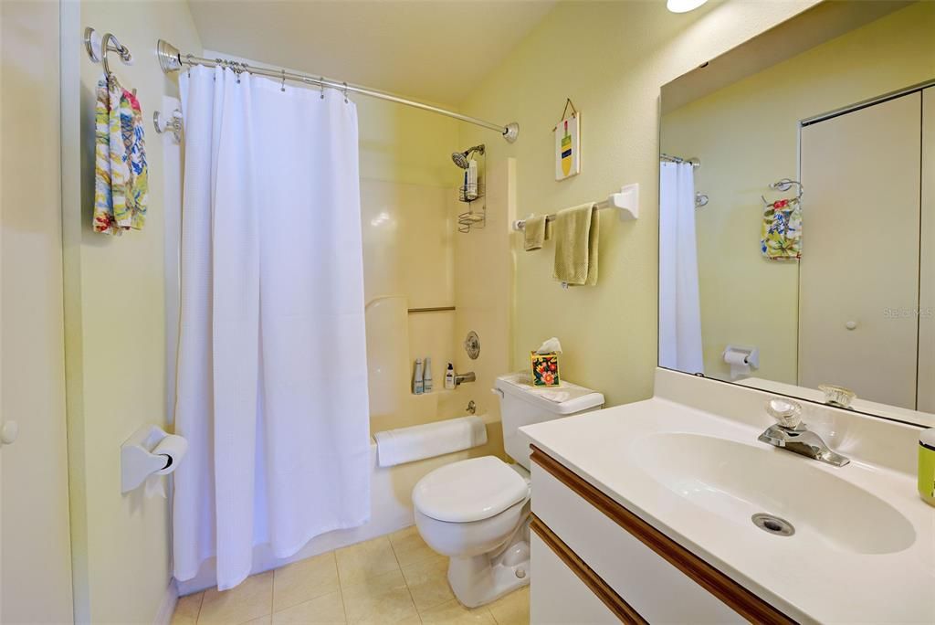 For Sale: $127,900 (2 beds, 2 baths, 1092 Square Feet)