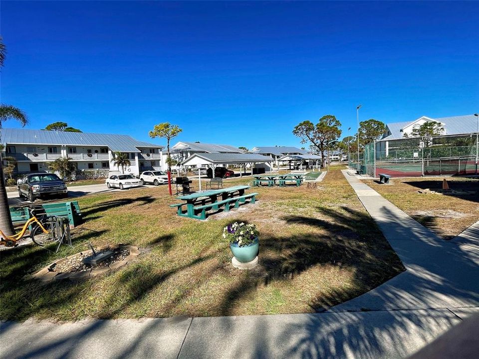 For Sale: $127,900 (2 beds, 2 baths, 1092 Square Feet)