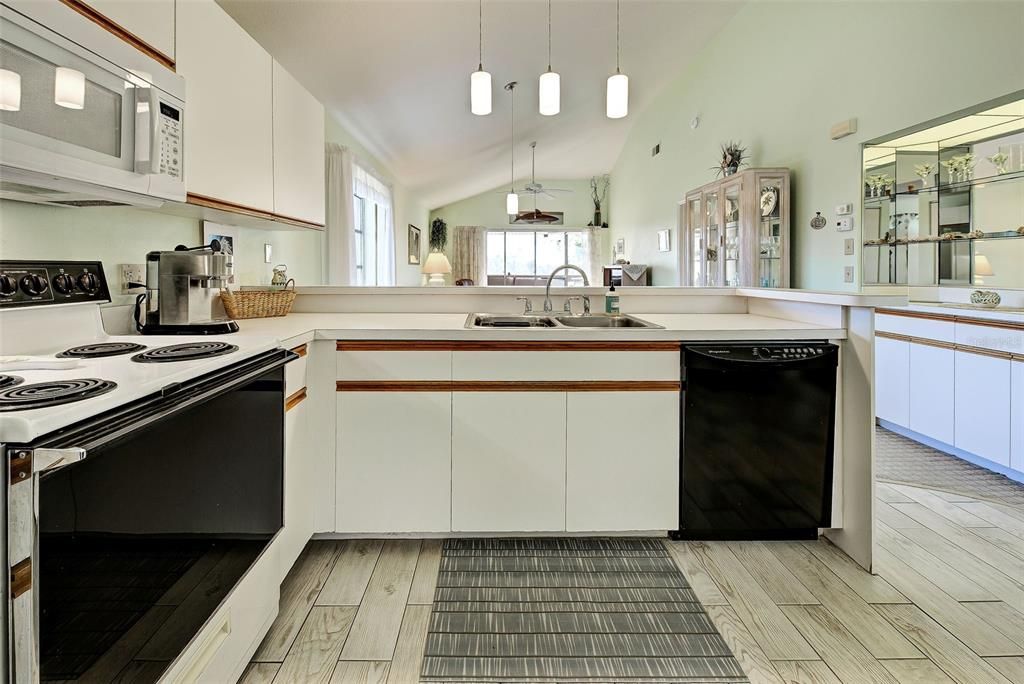 For Sale: $127,900 (2 beds, 2 baths, 1092 Square Feet)