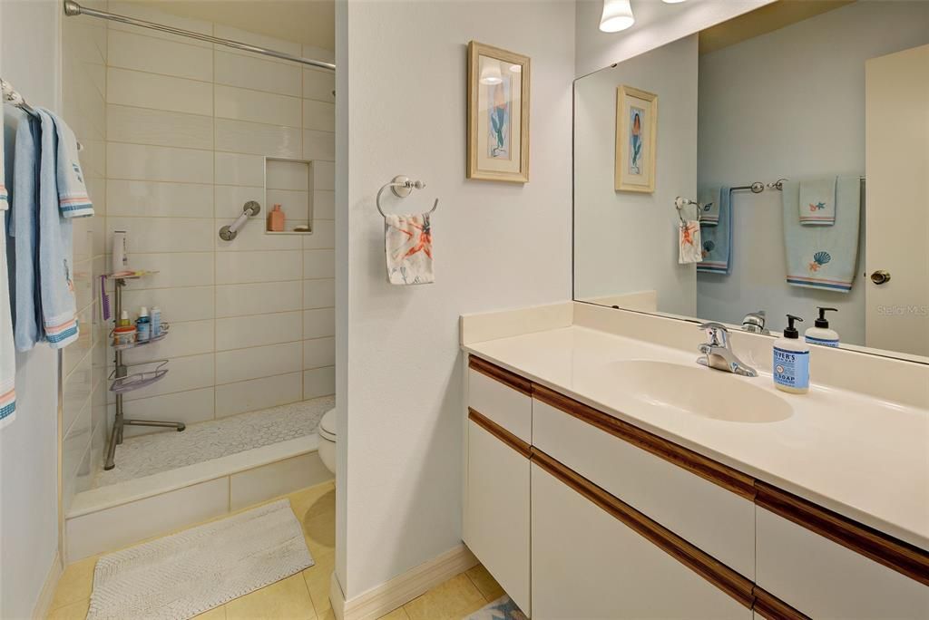 For Sale: $127,900 (2 beds, 2 baths, 1092 Square Feet)