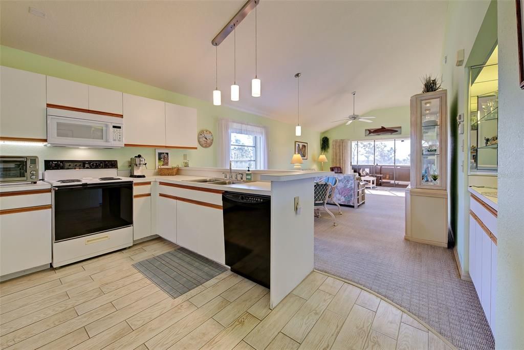 For Sale: $127,900 (2 beds, 2 baths, 1092 Square Feet)