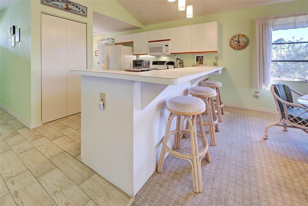 For Sale: $127,900 (2 beds, 2 baths, 1092 Square Feet)