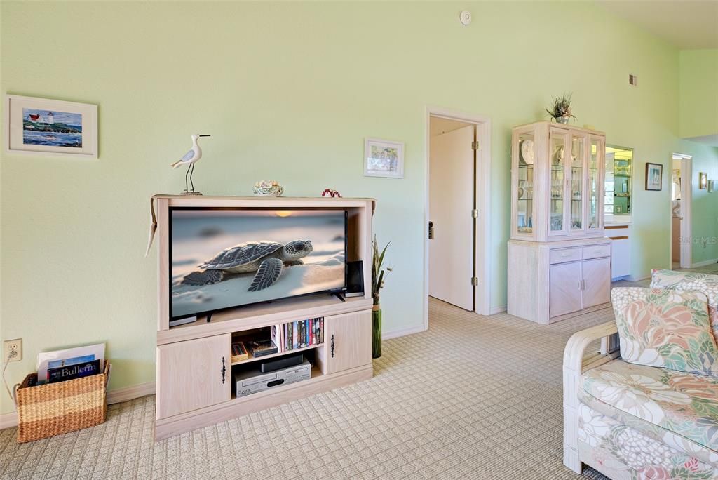 For Sale: $127,900 (2 beds, 2 baths, 1092 Square Feet)