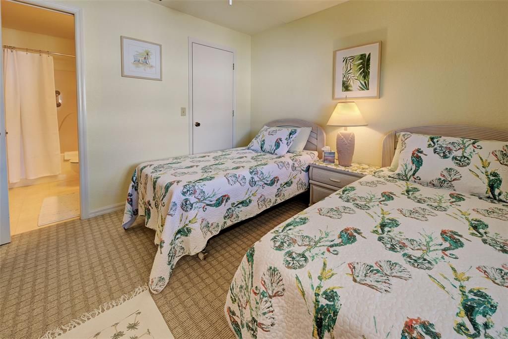 For Sale: $127,900 (2 beds, 2 baths, 1092 Square Feet)