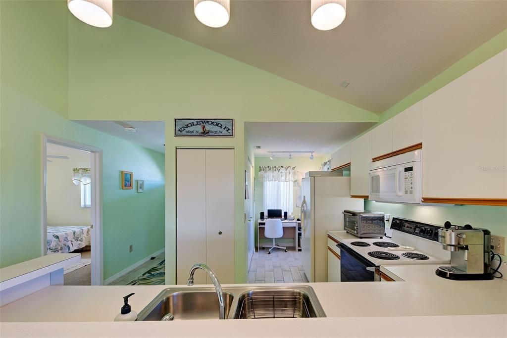 For Sale: $127,900 (2 beds, 2 baths, 1092 Square Feet)