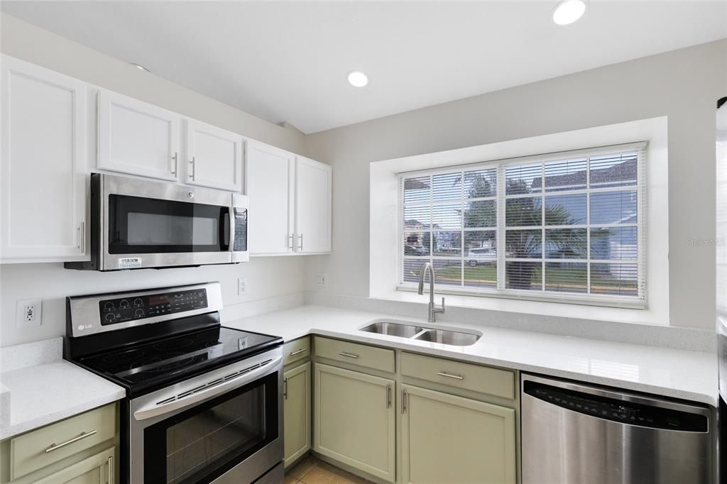 合同活跃: $2,500 (3 贝兹, 2 浴室, 1300 平方英尺)