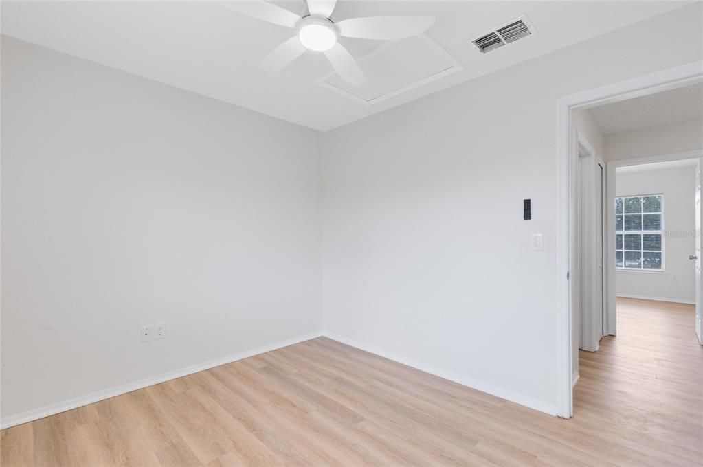 合同活跃: $2,500 (3 贝兹, 2 浴室, 1300 平方英尺)