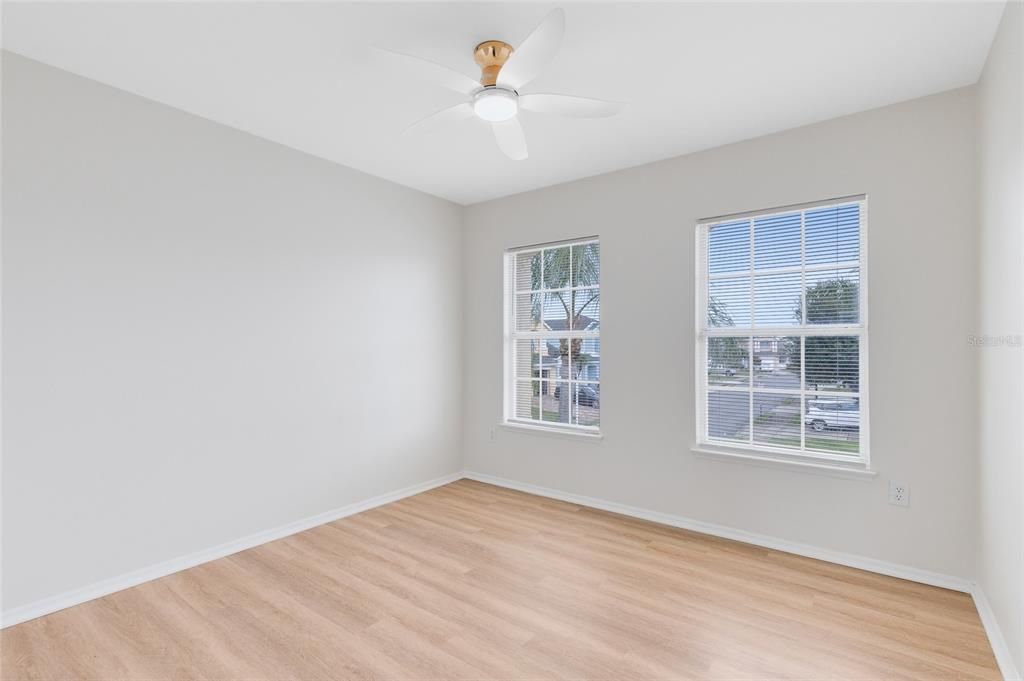 合同活跃: $2,500 (3 贝兹, 2 浴室, 1300 平方英尺)