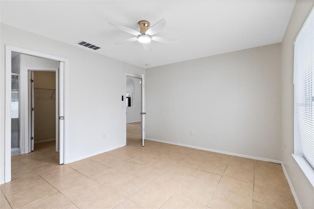 合同活跃: $2,500 (3 贝兹, 2 浴室, 1300 平方英尺)