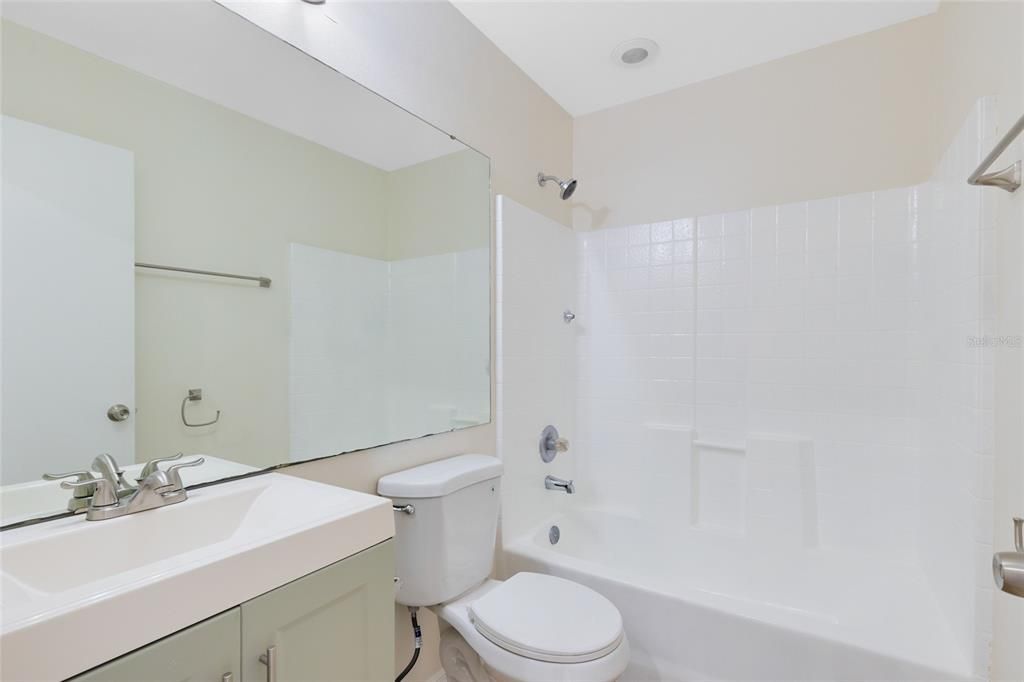 合同活跃: $2,500 (3 贝兹, 2 浴室, 1300 平方英尺)