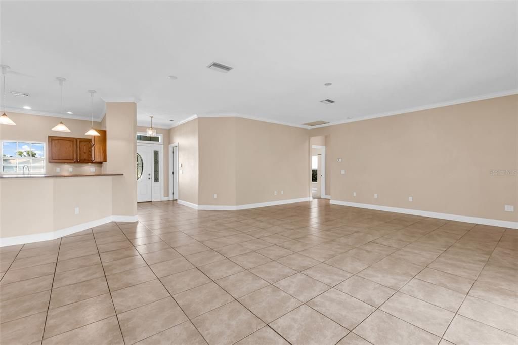 合同活跃: $300,000 (3 贝兹, 2 浴室, 1920 平方英尺)