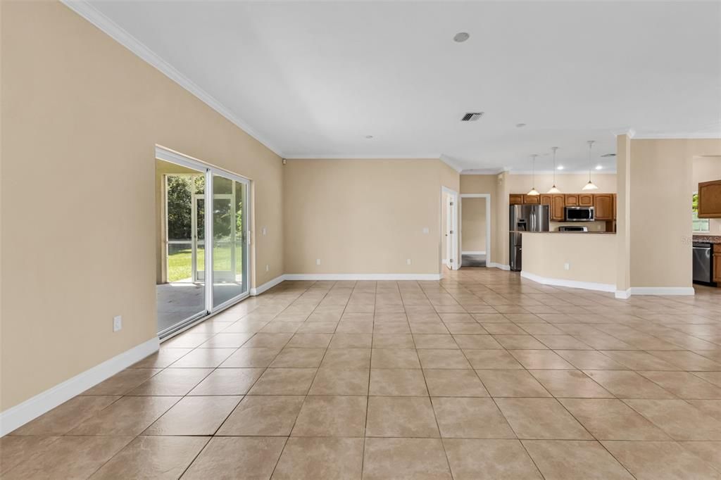 合同活跃: $300,000 (3 贝兹, 2 浴室, 1920 平方英尺)