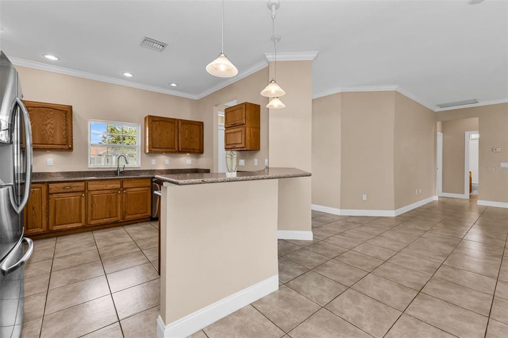 合同活跃: $300,000 (3 贝兹, 2 浴室, 1920 平方英尺)