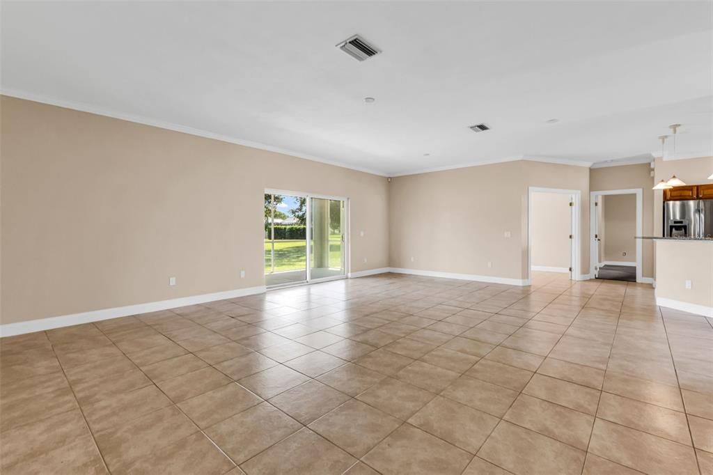 合同活跃: $300,000 (3 贝兹, 2 浴室, 1920 平方英尺)